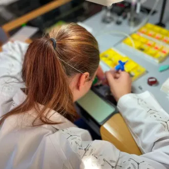 526-Bild 4- Uhrmacher bei Arbeit