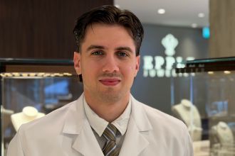 aron-stoico-auzubildender-rolex-uhrmacher-im-kundendienst